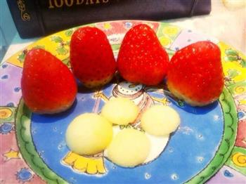 在焦糖布丁水床上嗨皮的草莓君们的做法步骤5