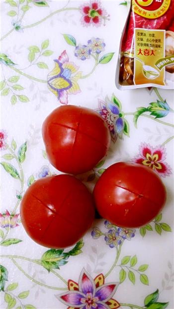 西红柿紫菜鸡蛋虾皮汤的做法图解2