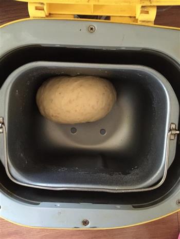 豆沙卷面包的做法图解1