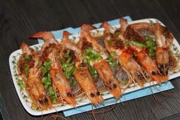 蒜蓉粉丝蒸大虾-—简单的宴客菜的做法步骤2