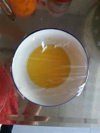 宝宝蛋黄牛奶鸡蛋羹的做法图解2