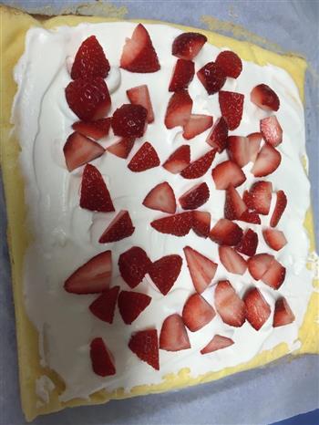 简单的草莓蛋糕卷的做法步骤5