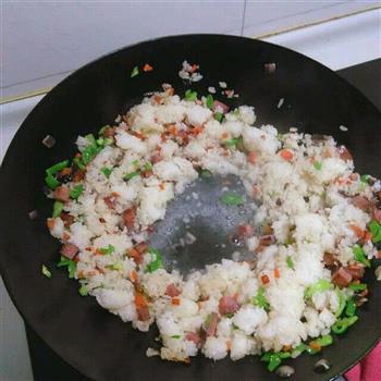 五彩炒米饭的做法步骤3