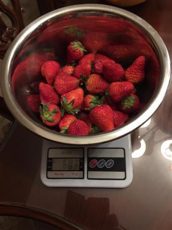 解救草莓的好办法一一一自制草莓酱的做法步骤1