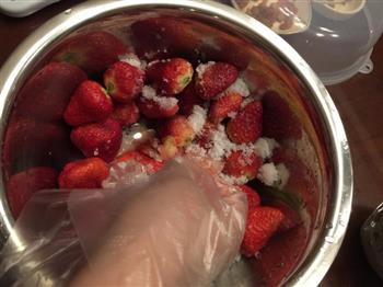 解救草莓的好办法一一一自制草莓酱的做法步骤2