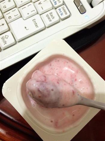 草莓酸奶的做法步骤2