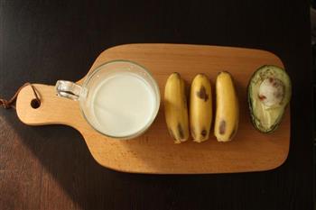 轻食记，从春天开始，香蕉牛油果奶昔的做法步骤1