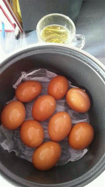 三步五分钟电饭锅蒸咸鸡蛋的做法步骤2