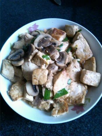 蒜苗炒鸡蛋，煎豆腐烧蘑菇的做法步骤1