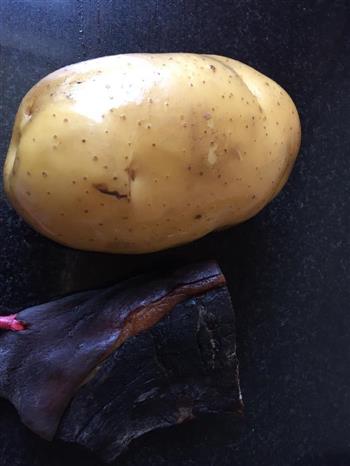 土豆腊肉焖饭的做法图解1