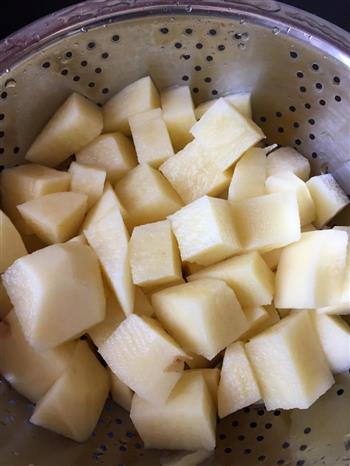 土豆腊肉焖饭的做法步骤2