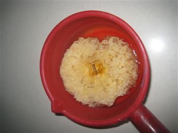 平肝火，美容养颜的银耳莲子玫瑰粥的做法步骤1