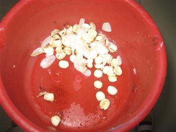 平肝火，美容养颜的银耳莲子玫瑰粥的做法步骤3