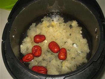 平肝火，美容养颜的银耳莲子玫瑰粥的做法步骤4