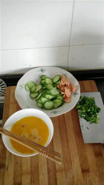 黄瓜炒鸡蛋火腿肠的做法步骤1