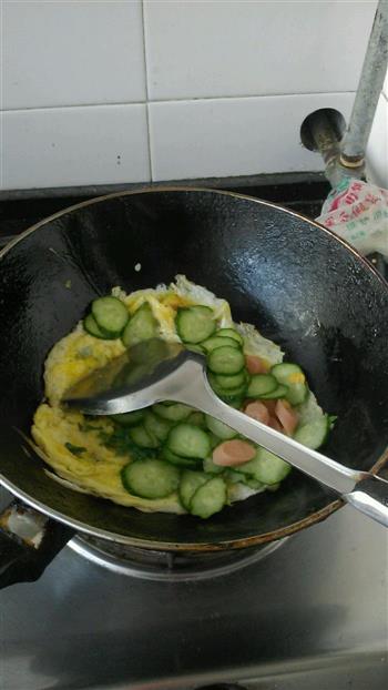 黄瓜炒鸡蛋火腿肠的做法步骤4