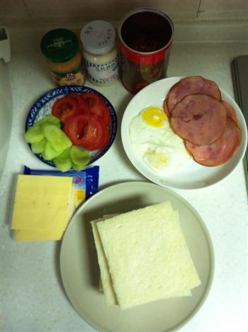 火腿鸡蛋三明治的做法步骤2