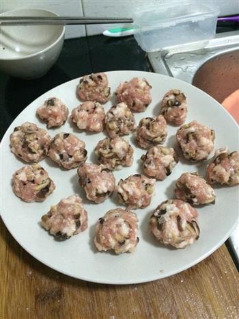 自制香菇猪肉丸子的做法步骤4