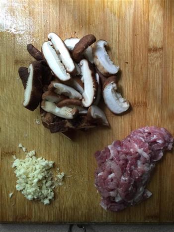 肉片香菇蚝油捞面的做法步骤1