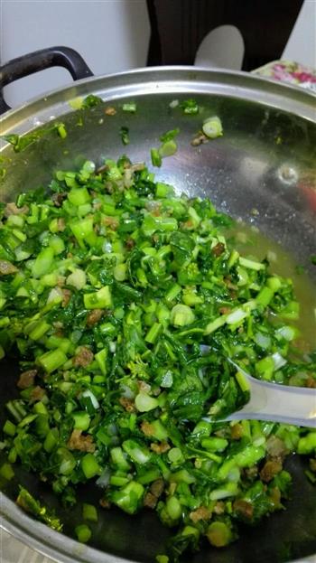 腊肉菜苔锅贴的做法步骤1