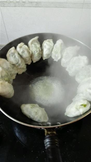 腊肉菜苔锅贴的做法步骤4