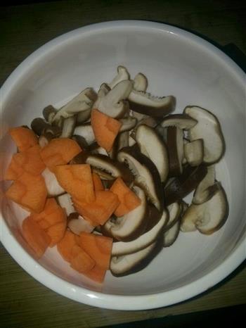 香菇肉片油菜的做法步骤1