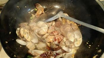 鲍鱼扇贝梭子蟹斑节虾蛤蜊小黄鱼海鲜面的做法步骤8