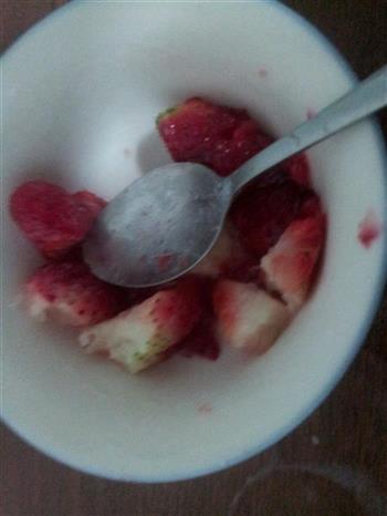 草莓酸奶的做法步骤2