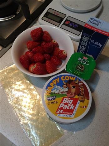 草莓酸奶慕斯的做法步骤1