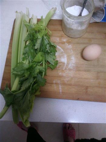 芹菜炒鸡蛋的做法步骤1