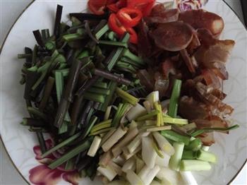 蕨菜炒腊肉的做法图解2