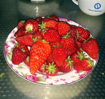 草莓酸奶冰激淋的做法步骤1