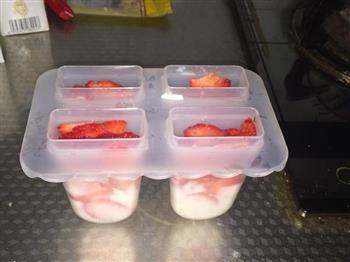 草莓酸奶冰激淋的做法步骤2