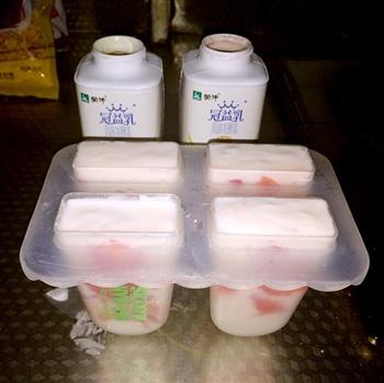 草莓酸奶冰激淋的做法步骤3