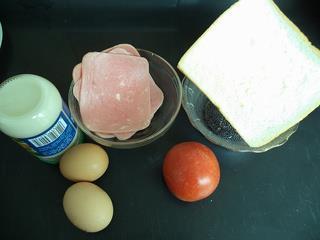 火腿番茄蛋三明治-爱心营养早餐的做法图解1