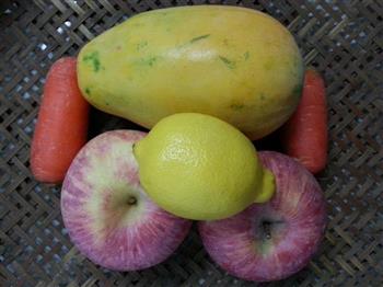 木瓜柠檬胡萝卜苹果汁的做法图解1