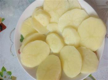 土豆蒸排骨的做法图解2