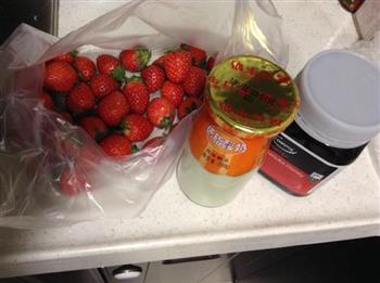 草莓酸奶奶昔的做法步骤1