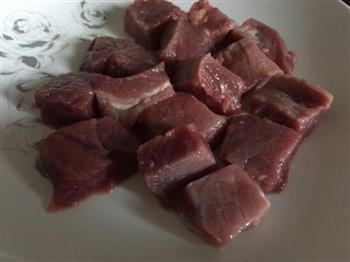 红烧牛腩+肉汁米饭-肉食-一人食的做法步骤1