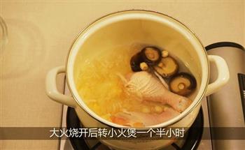 益气莲子香菇鸡汤的做法步骤2