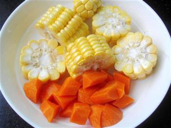 木瓜胡萝卜玉米瘦肉汤的做法步骤3