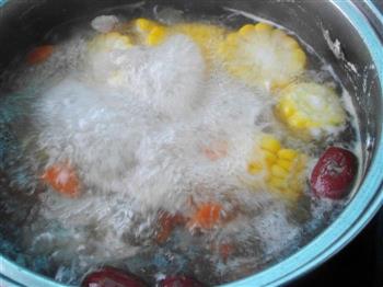 木瓜胡萝卜玉米瘦肉汤的做法步骤5