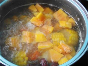 木瓜胡萝卜玉米瘦肉汤的做法步骤7