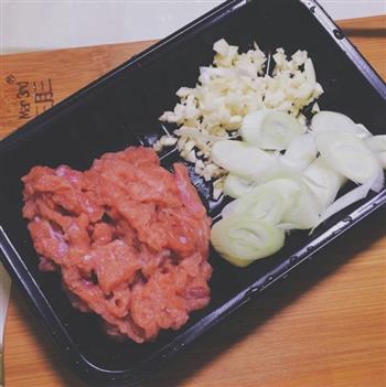 韩式牛肉海带汤的做法图解1