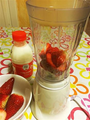 草莓奶昔的做法步骤3