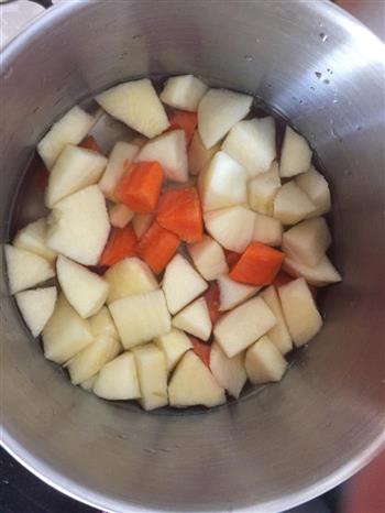 宝宝的健康果汁—胡萝卜苹果汁的做法步骤2