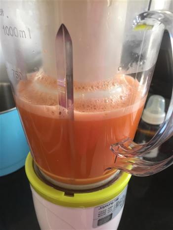 宝宝的健康果汁—胡萝卜苹果汁的做法步骤4