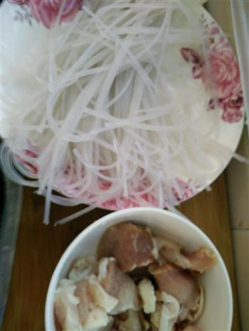 榛蘑猪肉炖粉条白菜的做法步骤1