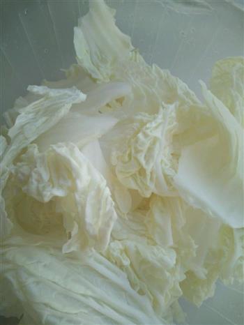 榛蘑猪肉炖粉条白菜的做法步骤2