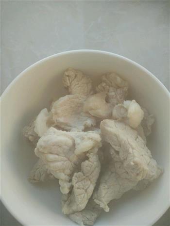 榛蘑猪肉炖粉条白菜的做法图解3